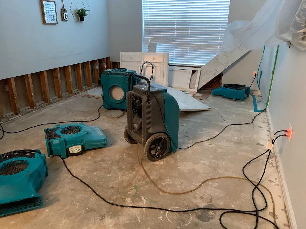 Dehumidifier in flood-cut room for Water Damage Restoration in Paris